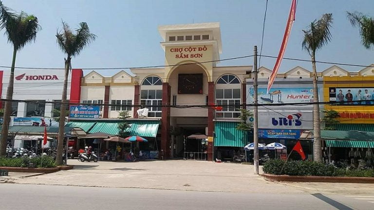 Chợ cột đỏ nằm trên đường Lê Lợi – P. Trường Sơn TP Sầm Sơn.