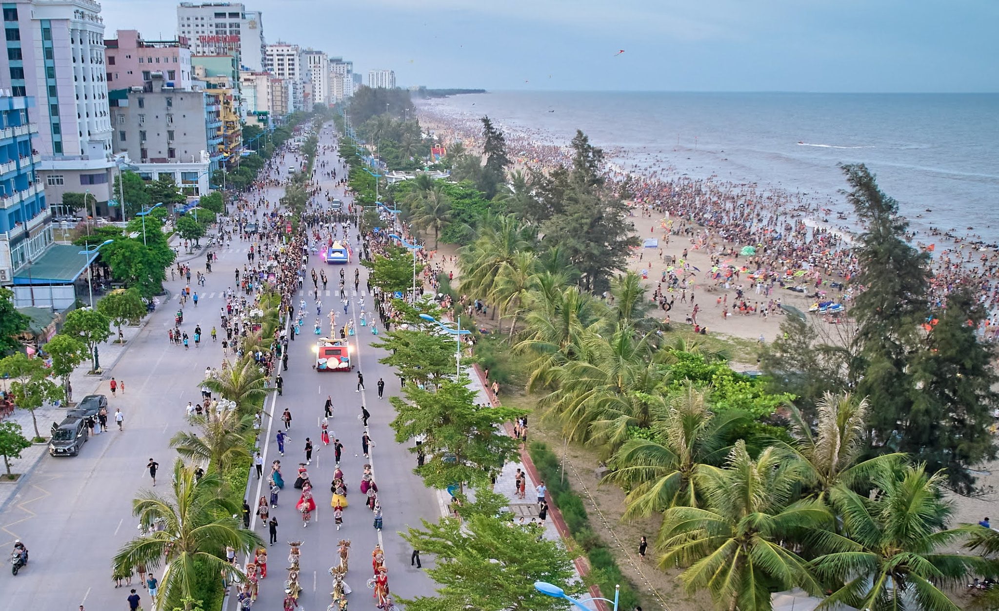 Thành phố biển Sầm Sơn đón lượng khách nhiều nhất Việt Nam hè 2022! foto